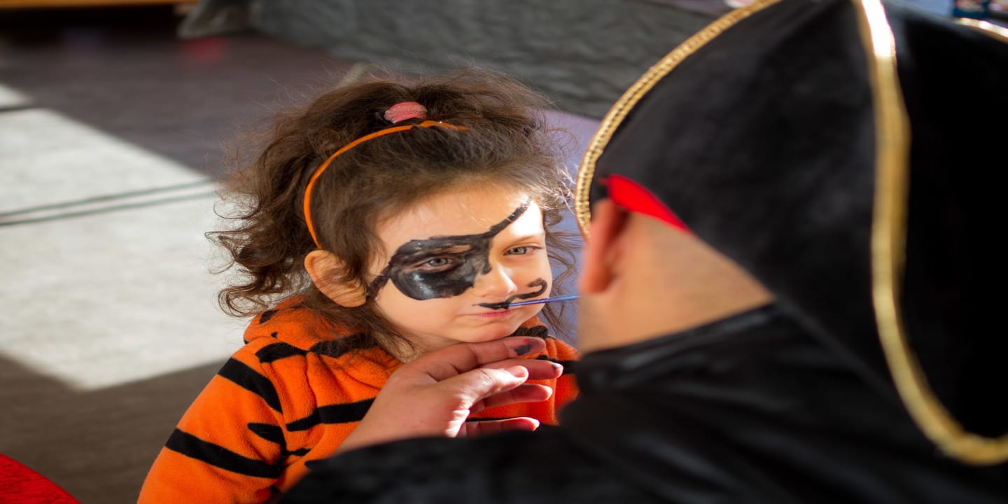 petite fille entrain de se faire maquiller en pirate